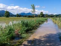 Überfluteter Wander- u. Radweg nach Prien nahe Felden